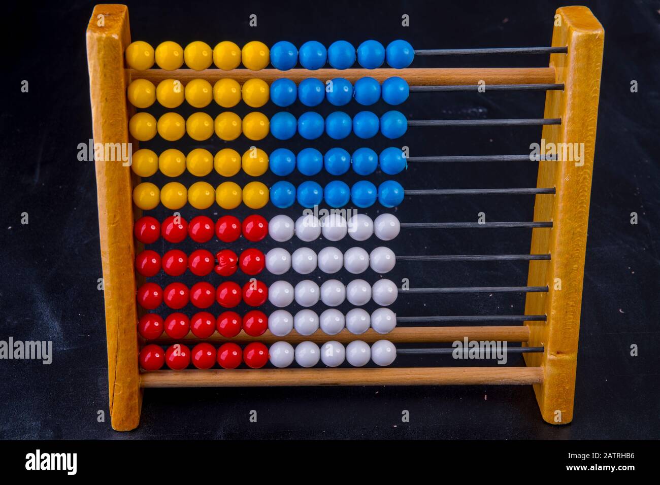 Abacus con perle colorate diverse su una compressa Foto Stock