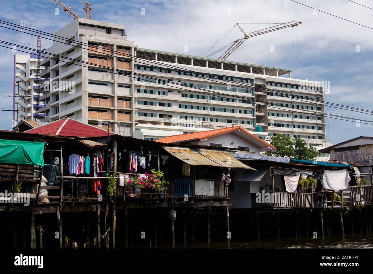 Vista degli edifici di Bangkok dal fiume Chao Phraya. Foto Stock