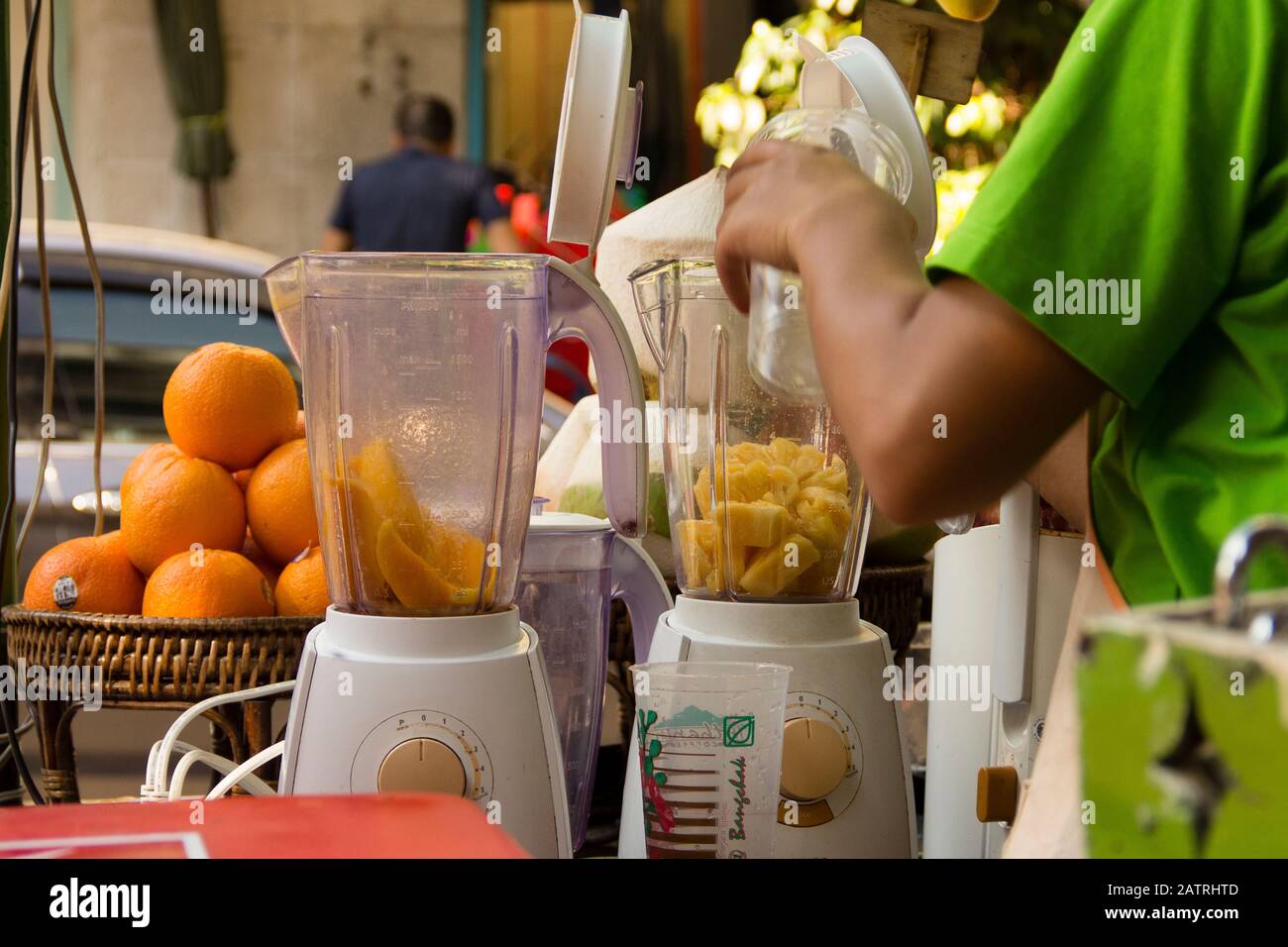Fornitore tailandese che prepara la stretta di frutta, Khao San Road, Thailandia. Foto Stock