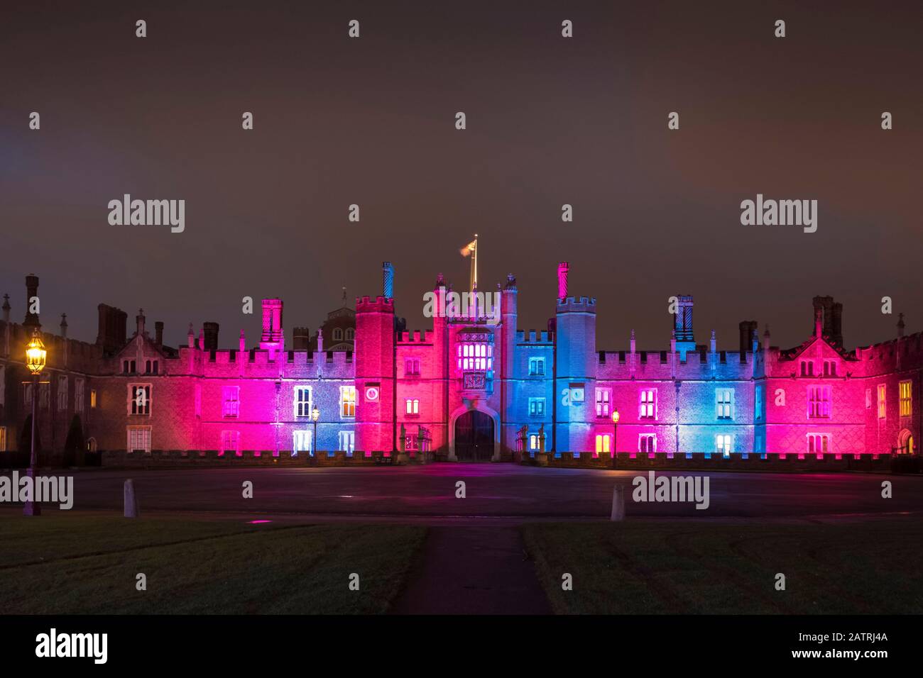 Hampton Court Palace con luci di Natale incandescenti; Londra, Inghilterra Foto Stock