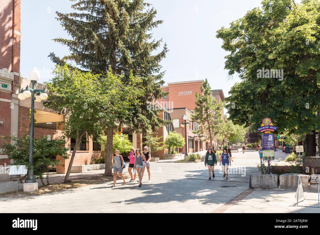 Persone a piedi attraverso il centro commerciale, Helena, Montana, Stati Uniti Foto Stock