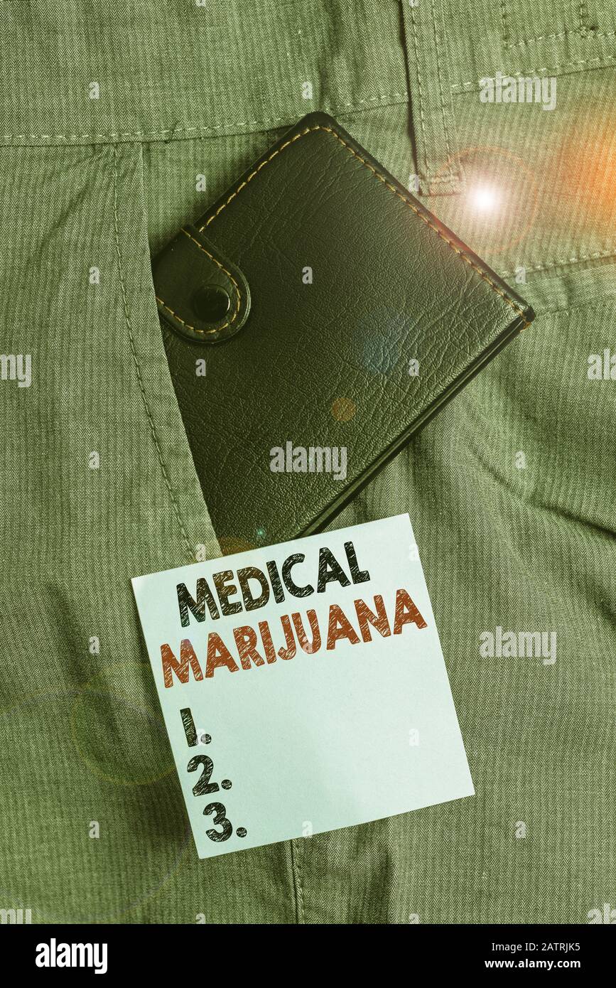 Testo Di Scrittura Medica Marijuana. Foto concettuale consigliata esaminando come trattamento di una condizione medica piccolo portafoglio all'interno di uomo trus Foto Stock