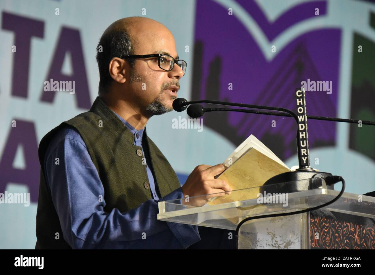 Calcutta, India. 04th Feb, 2020. Srijato Bandopadhyay, eminente poeta bengalese recitando la sua poesia al 'Meet' multilingue Poets' al settimo giorno di dodici giorni di durata 44th International Kolkata Book Fair 2020 presso il Central Park, Salt Lake City. (Foto Di Biswarup Ganguly/Pacific Press) Credito: Pacific Press Agency/Alamy Live News Foto Stock