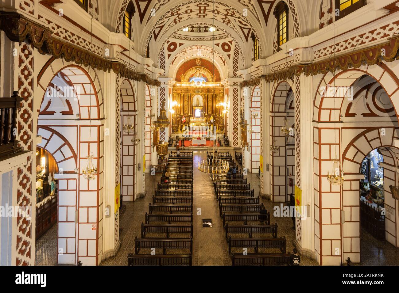 Lima, Perù - 3 giugno 2019: Vista interna della Basilica e del Convento di San Francisco nel Centro storico di Lima, Perù, Patrimonio Mondiale dell'UNESCO Foto Stock