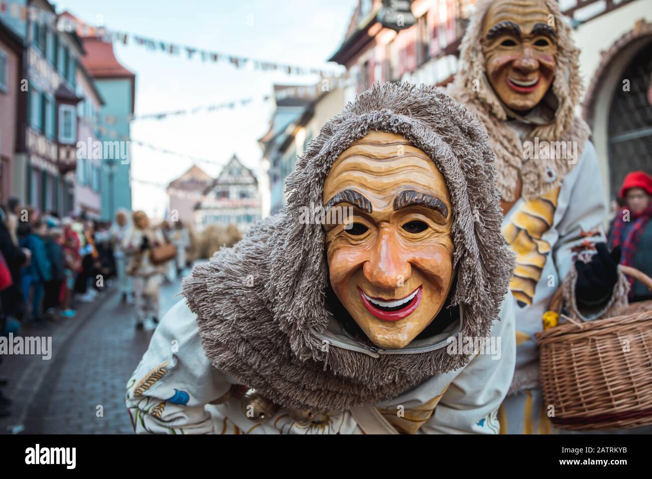 hansel stols gild brigachtal - bella e bella figura carnevale in abito marrone - sfilata di carnevale - ettenheim - germania meridionale Foto Stock