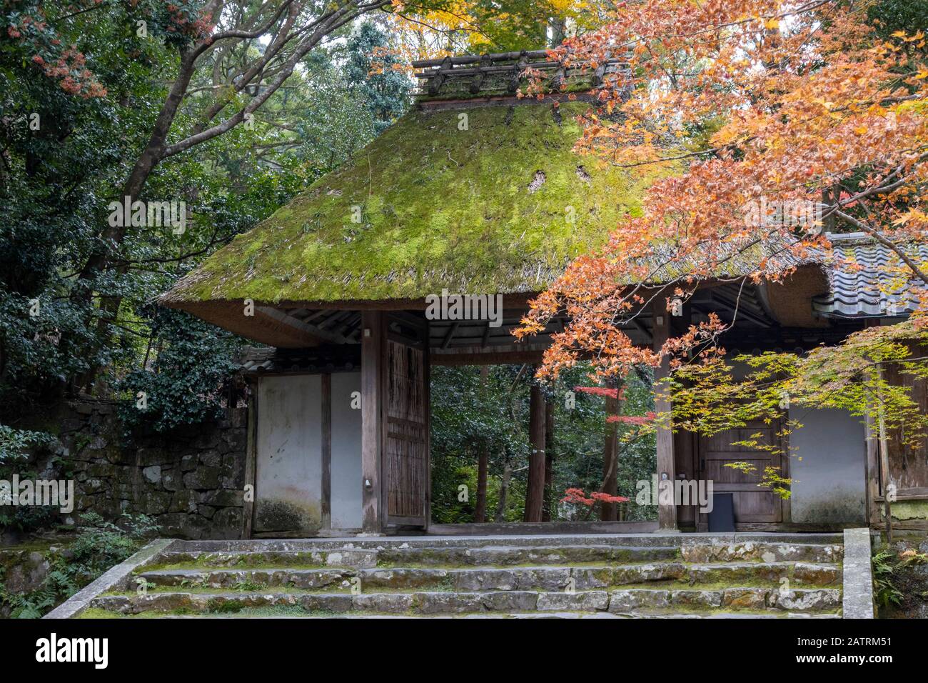 Porta principale di Sanmon, Tempio di Honen-in, Kyoto, Giappone Foto Stock