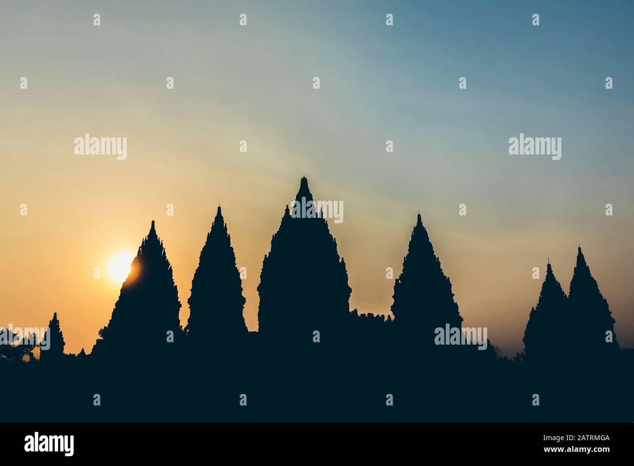 Tramonto al tempio di Prambanan con le cime silhouette; Yogyakarta, Indonesia Foto Stock