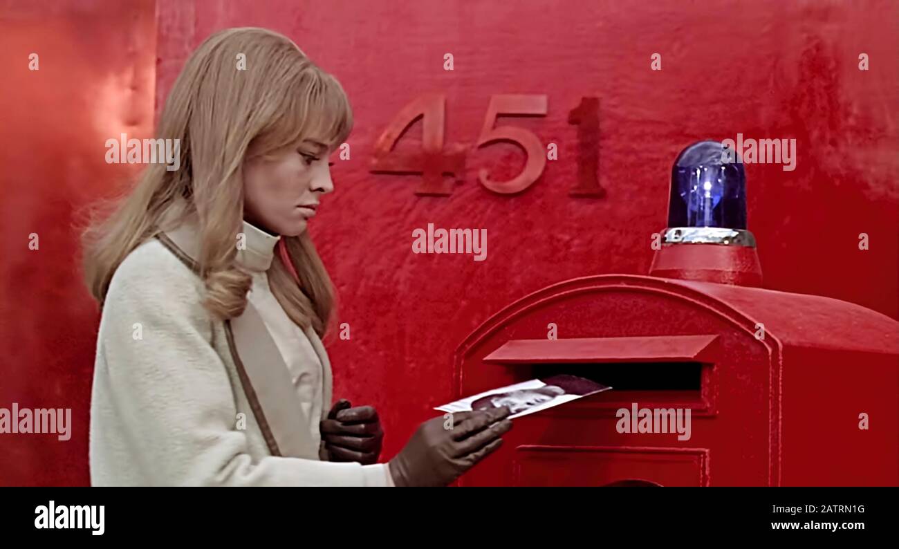 Fahrenheit 451 (1966) diretto da François Truffaut e interpretato Julie Christie come Linda Montag, ha mostrato di informare il marito. Il mondo della distopia di ray Bradbury, dove i libri sono banditi e il pensiero indipendente è scoraggiato. Foto Stock