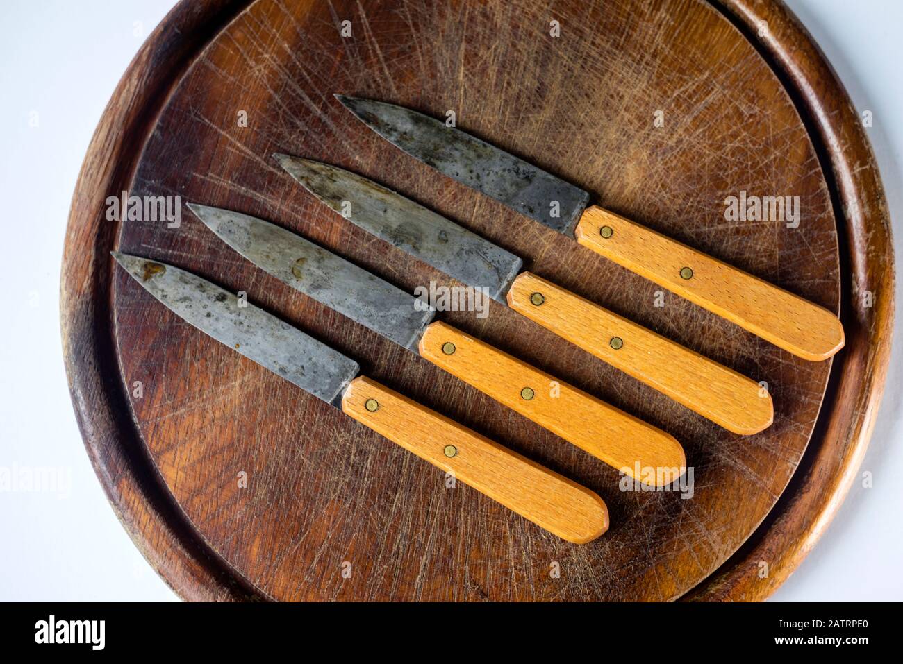 I coltelli su un tagliere Foto Stock