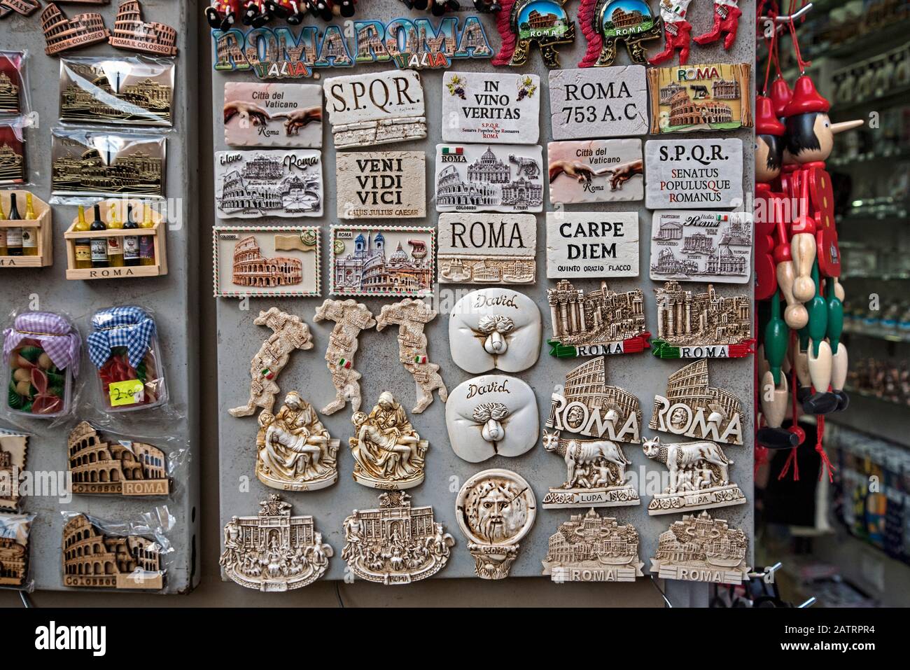 Magneti per frigo souvenir in vendita in un negozio turistico a Roma Foto  stock - Alamy