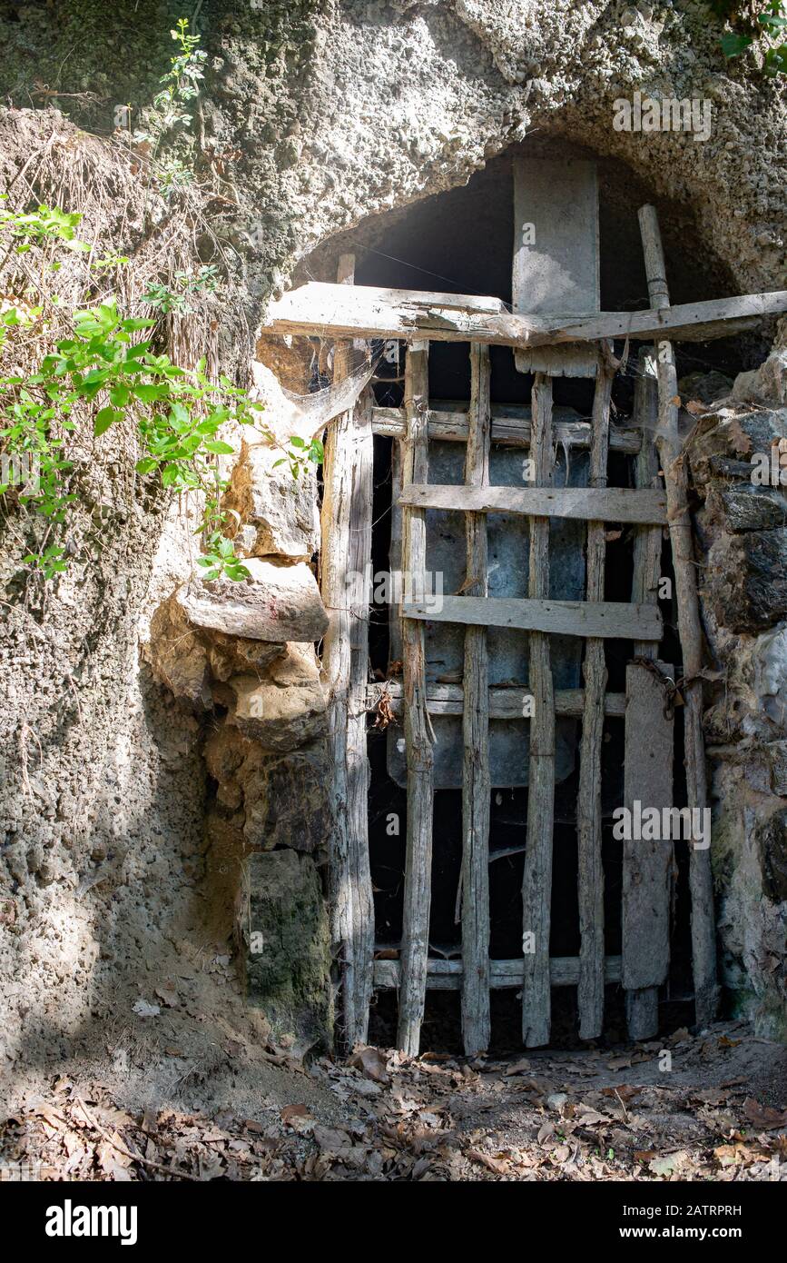 L'ingresso a una grotta sull'isola di Ischia, Italia Foto Stock