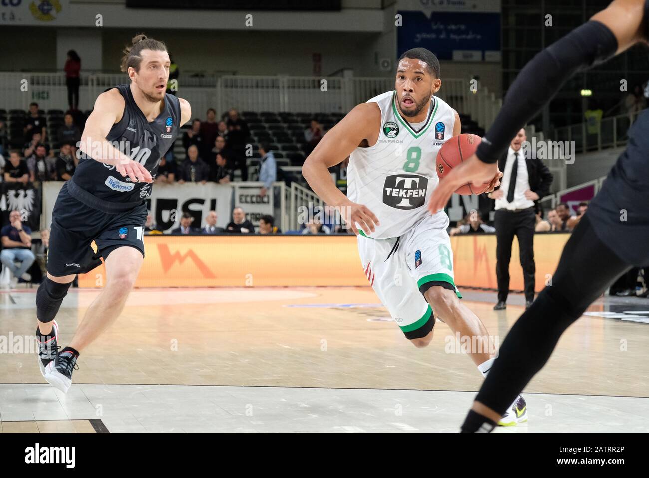 Trento, Italia, 04 Feb 2020, gary browne (8) darussafaka tekfen istanbul - toto forray (10) dolomiti energia trentino durante Dolomiti energia Trento vs Darussafaka Tekfen Istanbul - Basketball Eurocup Championship - Credit: LPS/Roberto Tommasini/Alamy Live News Foto Stock