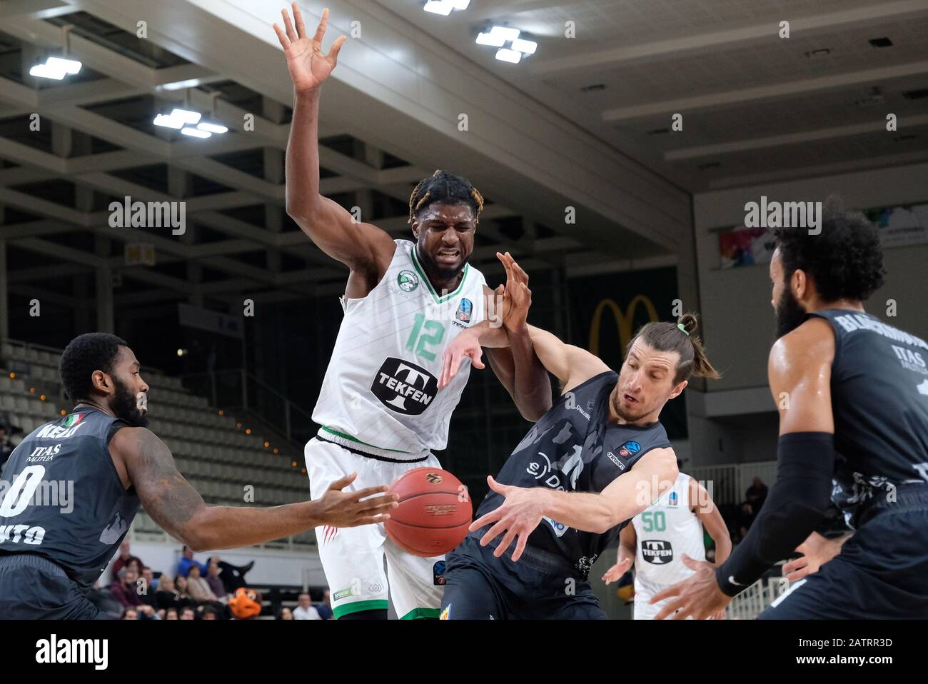 Trento, Italia, 04 Feb 2020, mischia al rimbalzo tra johnathan hamilton (12) darussafaka tekfen istanbul e toto forray (10) dolomiti energia trentino durante Dolomiti energia Trento vs Darussafaka Tekfen Istanbul - Basketball Eurocup Championship - Credit: LPS/Roberto Tommasini/Alamy Live News Foto Stock