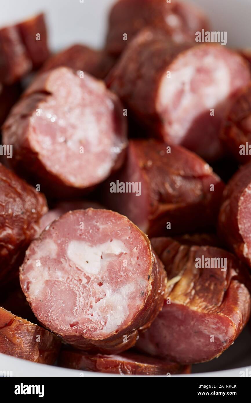 Fette di kielbasa affumicato da un macellaio nel centro della Pennsylvania, Stati Uniti Foto Stock