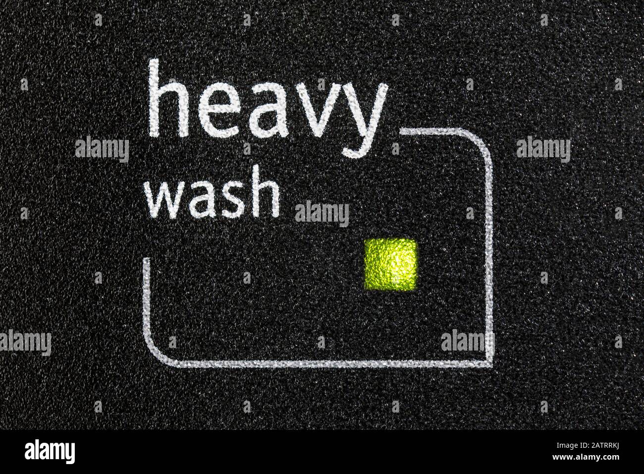 Macro primo piano Fotografia della spia di lavaggio pesante sulla macchina lavastoviglie. Foto Stock