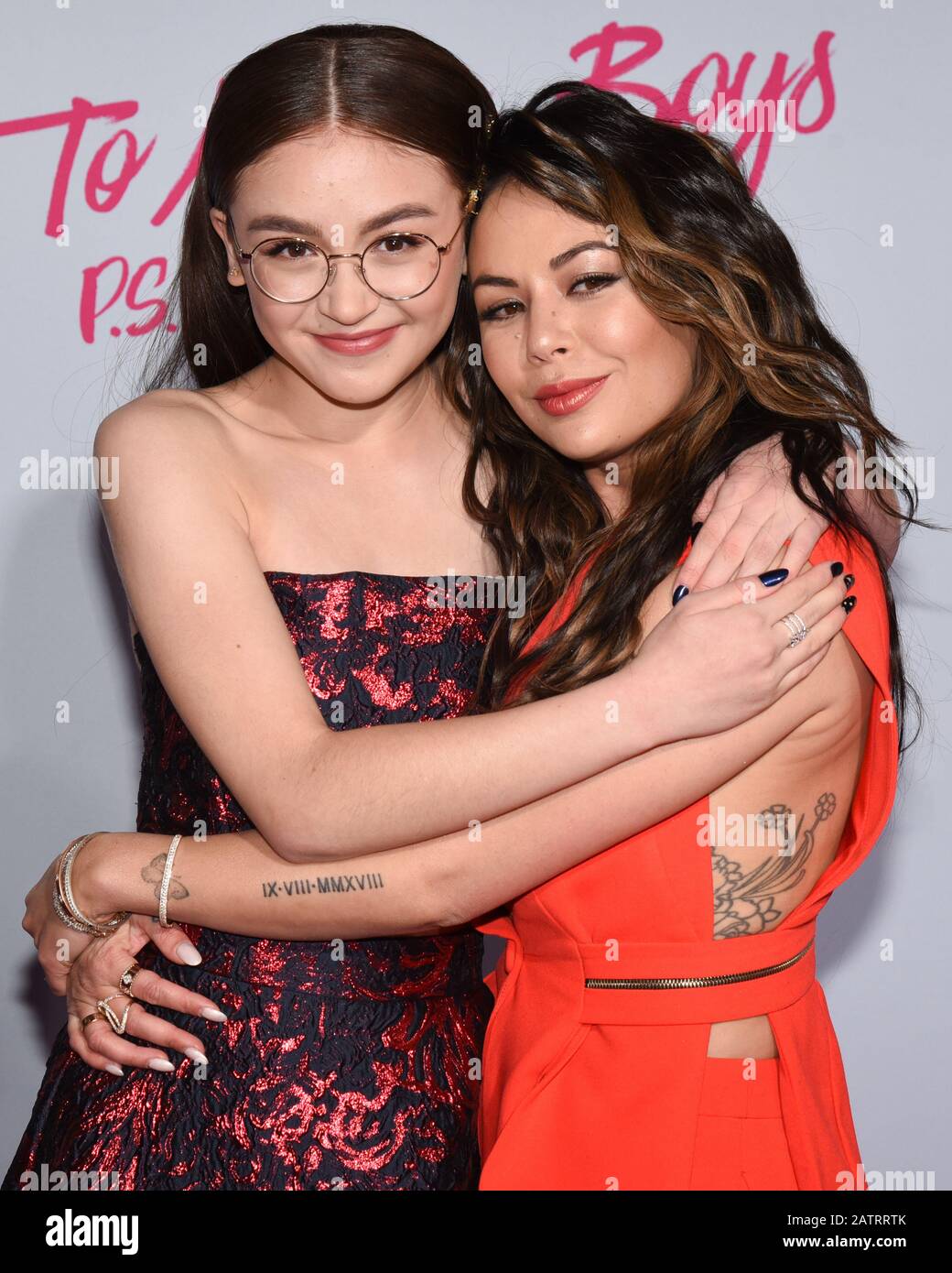 3 febbraio 2020, Los Angeles, CA, USA: Anna Cathcart e Janel Parrish frequenta Premiere Di Netflix ''A Tutti i ragazzi: P.S. i Still Love You'' al Teatro Egiziano. (Immagine Di Credito: © Billy Bennnight/Zuma Wire) Foto Stock