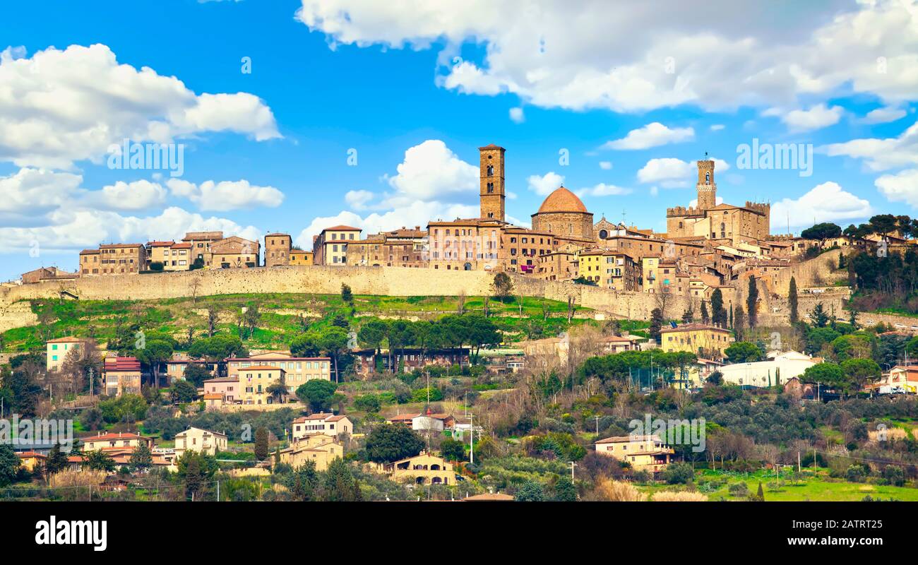 Toscana, skyline di Volterra, chiesa e palazzo Priori. Italia, Europa Foto Stock