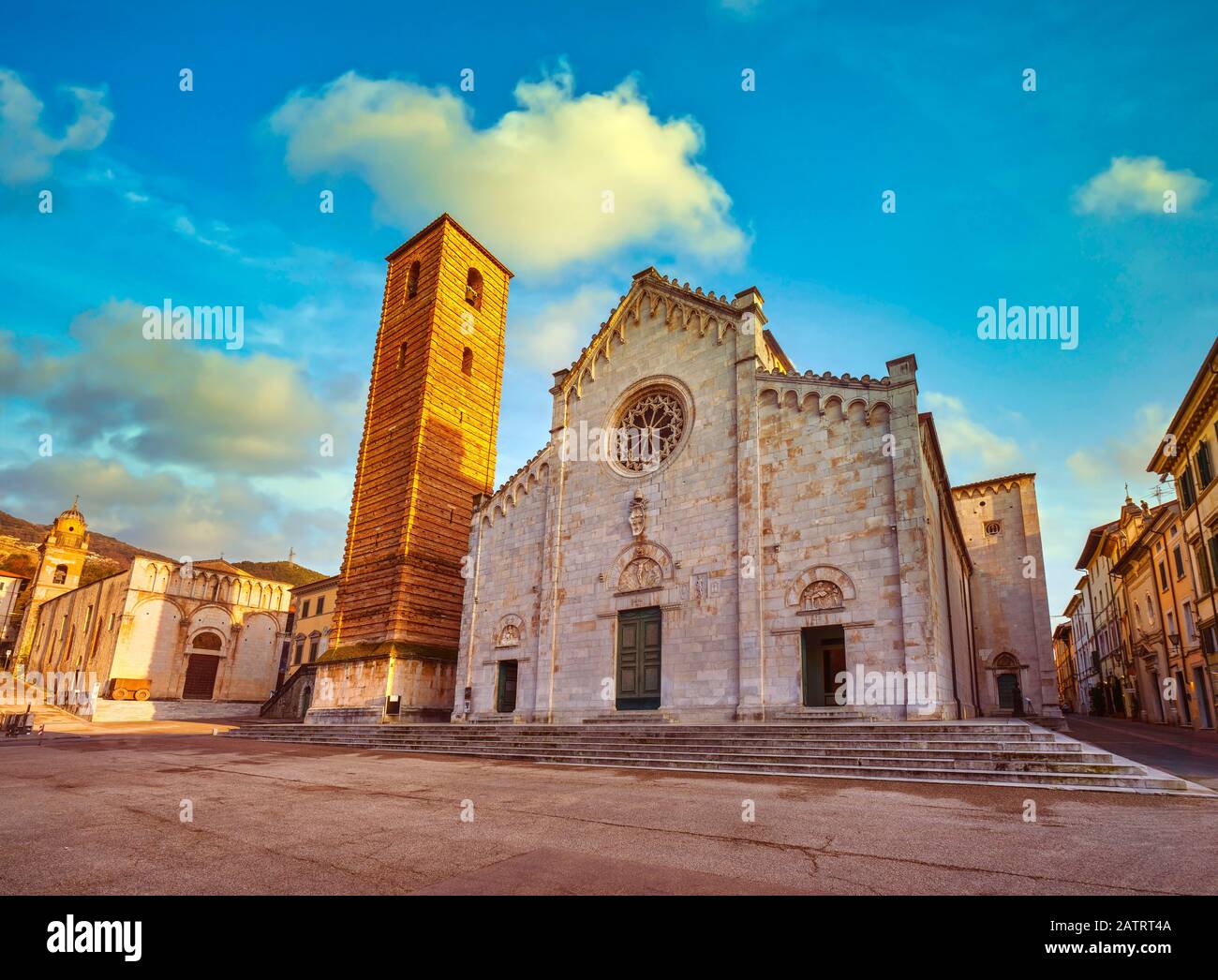 Vista sul centro storico di Pietrasanta al tramonto, cattedrale di San Martino. Versilia Lucca Toscana Italia Europa Foto Stock