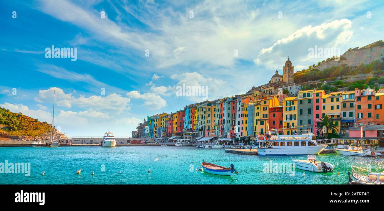 Portovenere villaggio colorato sul mare. Barche, chiesa e case. Cinque Terre, Cinque Terre, Liguria Italia Europa. Foto Stock