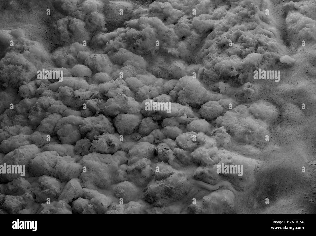 schiuma sull'acqua in bianco e nero Foto Stock