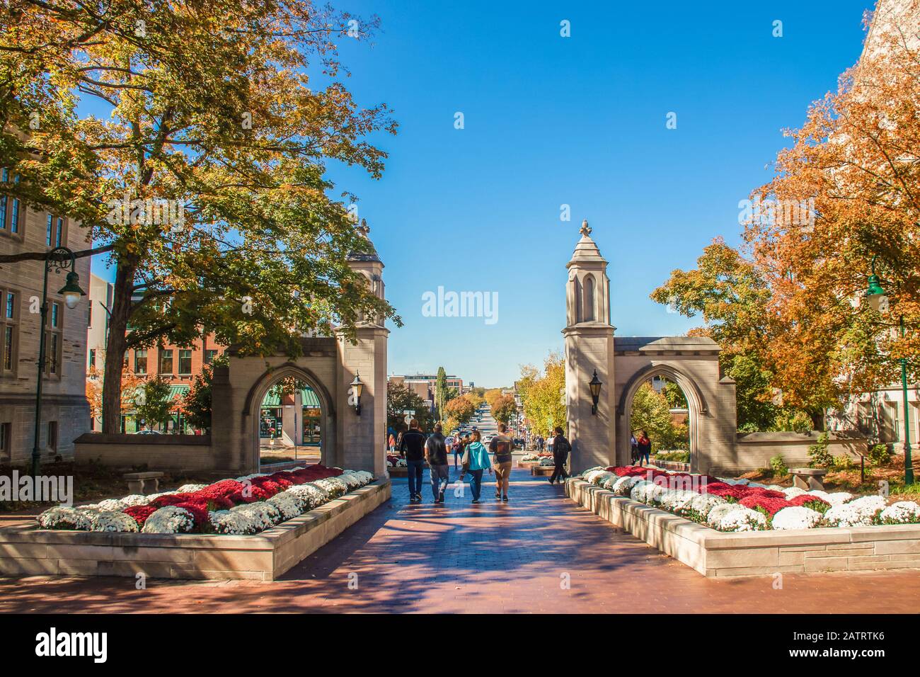 10-19-2019 Bloomington USA - University of Indiana - Famiglia cammina con studenti universitari fuori le porte principali del campus in città durante il Fall Break w Foto Stock