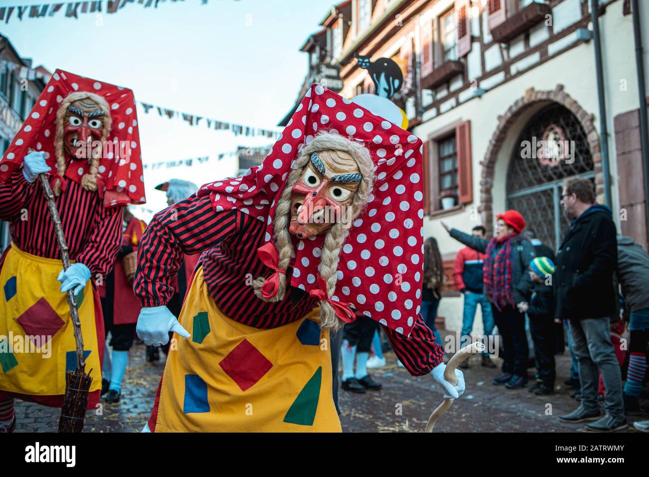 schellenberg streghe donaueschingen - sorpresa strega con un punteggiato rosso velo - sfilata di carnevale - ettenheim - germania meridionale Foto Stock