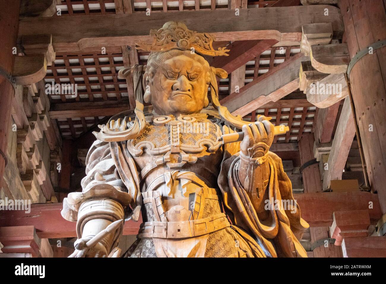 Statua in legno di Komokuten, Guardiano dei quattro Coneri, Tempio Todaiji, Nara, Giappone Foto Stock