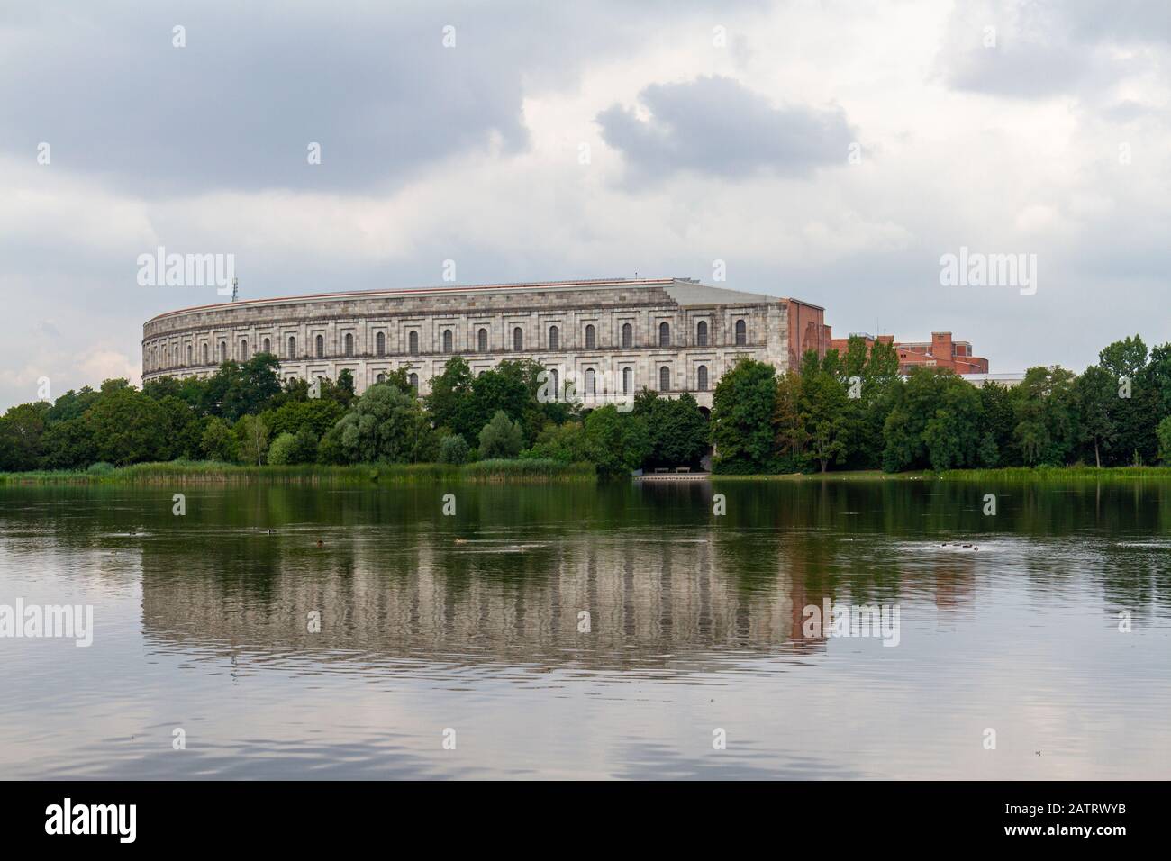 Vista esterna sul Großer Dutzenteich (lago) Colosseo-come Kongresshalle (Sala Congressi), parte del parco nazista di Norimberga, Germania Foto Stock