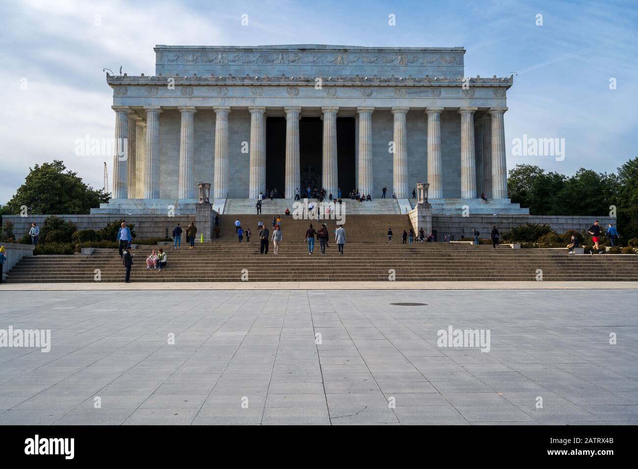 Washington DC, USA - 3 febbraio 2020. Una foto grandangolare del Lincoln Memorial con turisti in visita che camminano sulle scale. Foto Stock