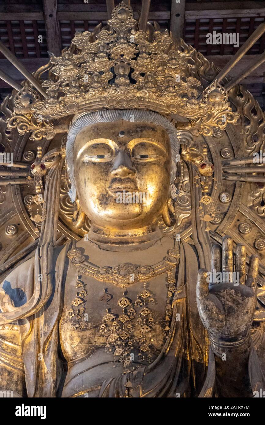Statua seduta di Nyoirin Kannon, Daibutsuden, tempio Todai-ji, Nara, Giappone Foto Stock