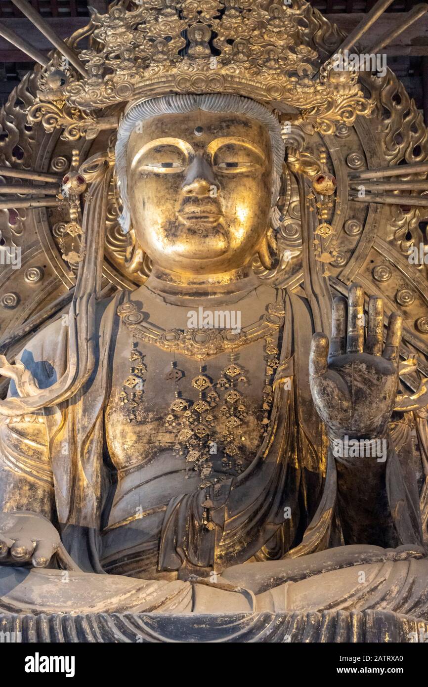 Statua seduta di Nyoirin Kannon, Daibutsuden, tempio Todai-ji, Nara, Giappone Foto Stock