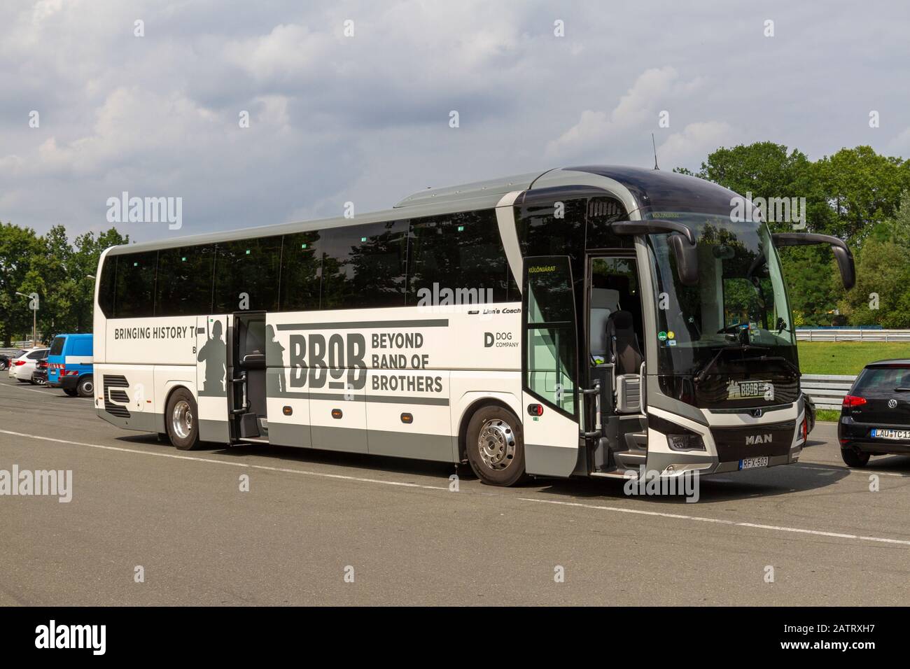 Un autobus turistico 'Beyond Band of Brothers' parcheggiato vicino ai campi da rally di Norimberga, in Baviera, Germania. Foto Stock