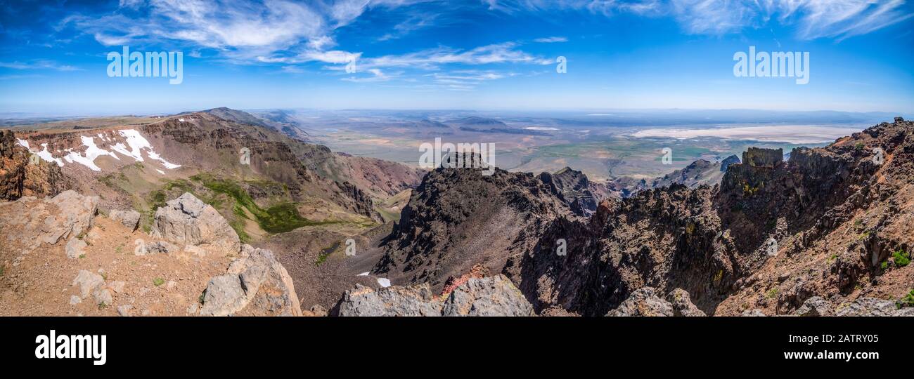Le scogliere frastagliate sul lato est degli Steens Cima di montagna sopra il deserto di Alvord nel sud-est dell'Oregon Foto Stock
