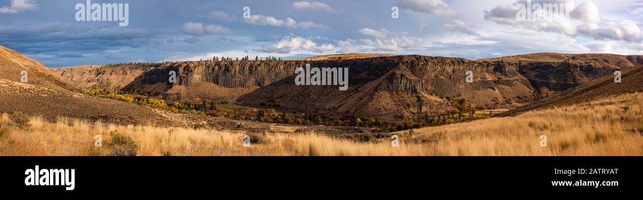 Panorama of Royal Columns basalto bluff e colori autunnali fuori autostrada 12 a Washington orientale; Nachez, Washington, Stati Uniti d'America Foto Stock