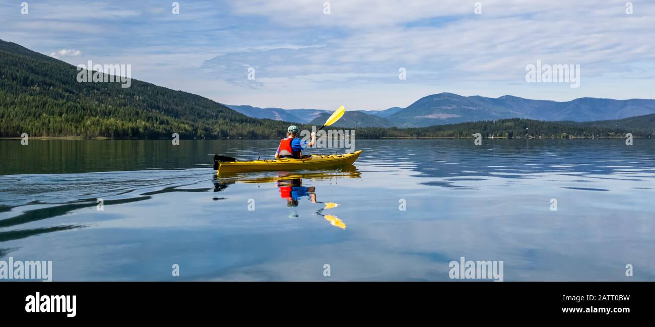 Kayak sul White Lake; British Columbia, Canada Foto Stock