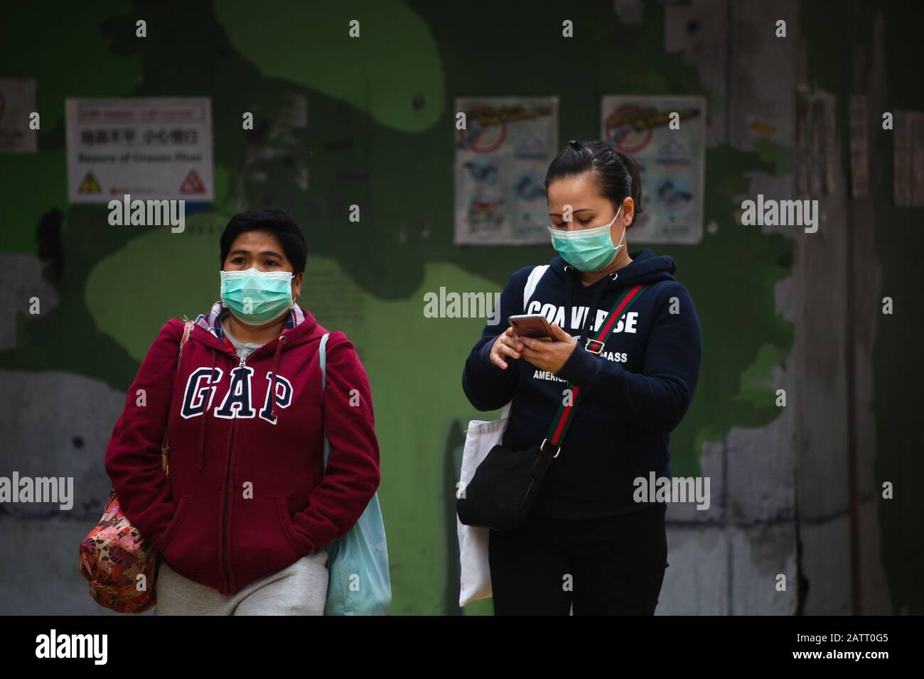 Hong Kong. 2nd Feb, 2020. La gente attraversa le strade di Central durante un fine settimana, indossando maschere chirurgiche per il viso a seguito dello scoppio del virus Wuhan Corona. All'inizio di febbraio, sono stati segnalati un decesso e 18 casi di nCoV 2019 nel credito di Hong Kong: Katherine Cheng/SOPA Images/ZUMA Wire/Alamy Live News Foto Stock