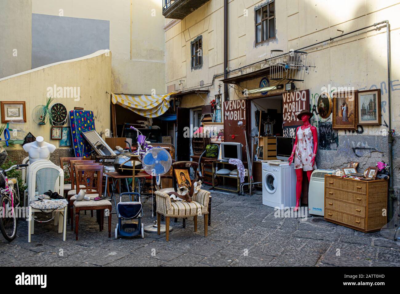 Un negozio di seconda mano che vende mobili e articoli per la casa, esposto  di fronte al negozio, nel quartiere Sanita di Napoli Foto stock - Alamy