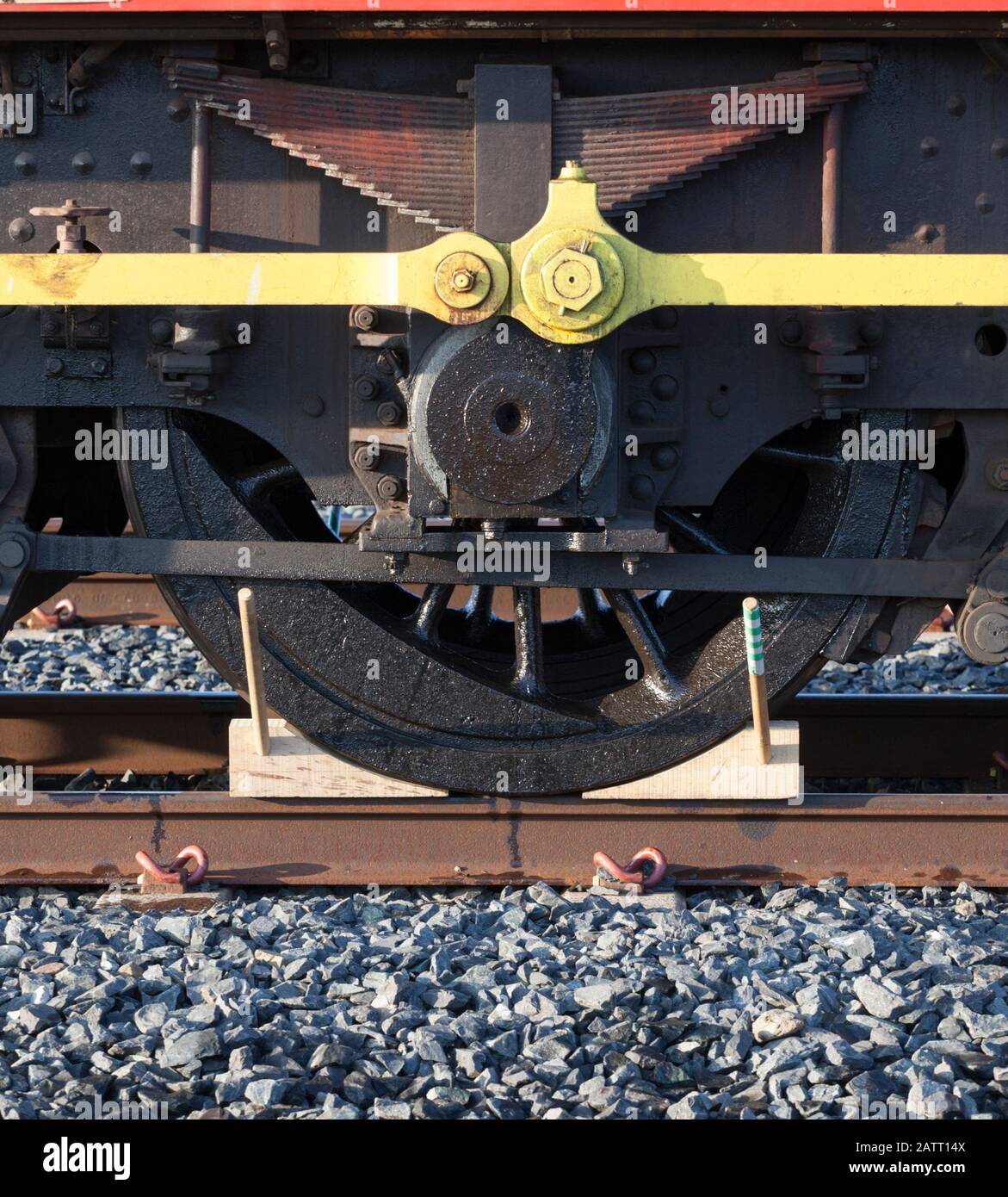 Gli scotch delle ruote fungono da dispositivo di sicurezza secondario per impedire a un'astatrice ferroviaria di allontanarsi. Foto Stock