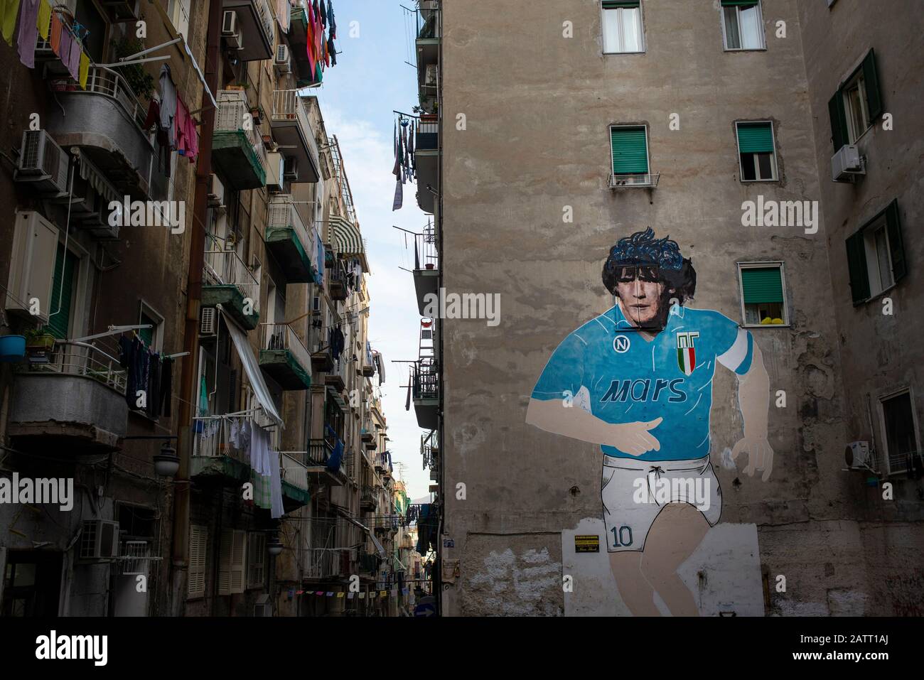 L'enorme Diego Maradona dipinse un murale sulle pareti di un edificio del quartiere spagnolo di Napoli Foto Stock