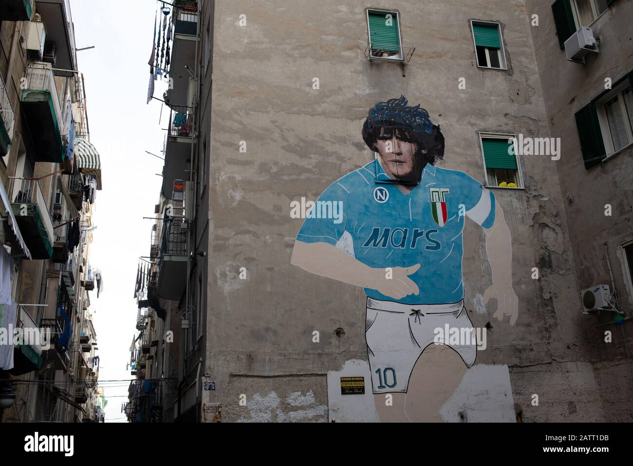 Enorme murale di Diego Maradona nel quartiere spagnolo di Napoli, Italia Foto Stock