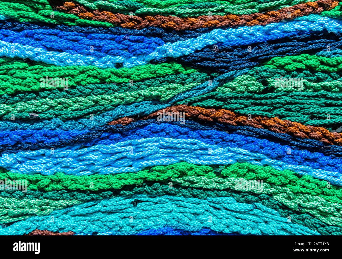 Filati di lana di colore misto tessuto per fare una texture colorata meraviglia. Foto Stock