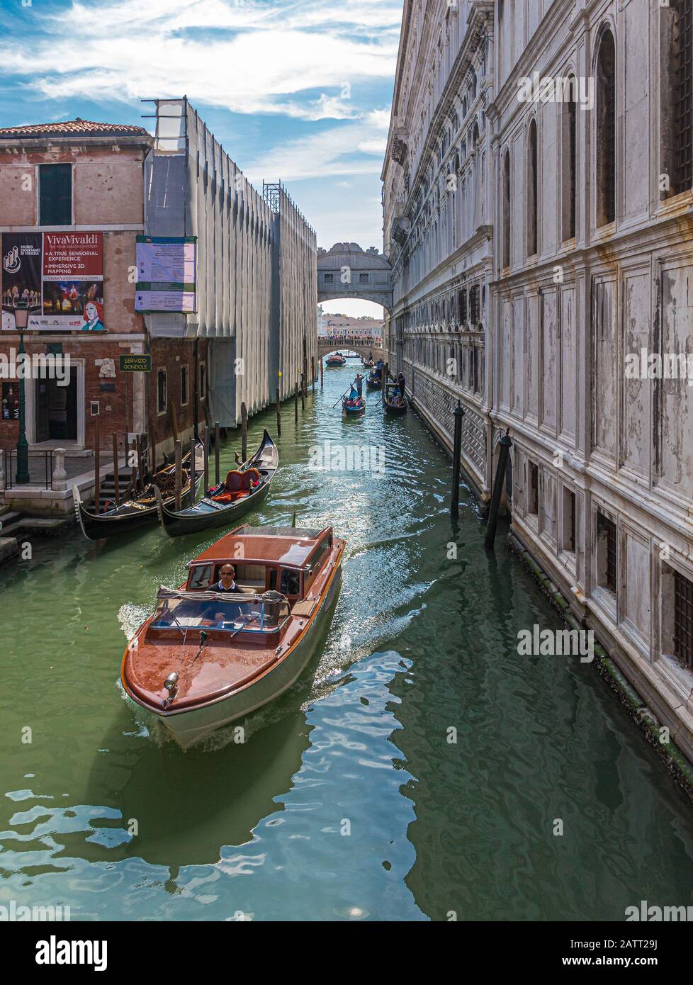 Taxi D'Acqua Nel Canale Verde Foto Stock