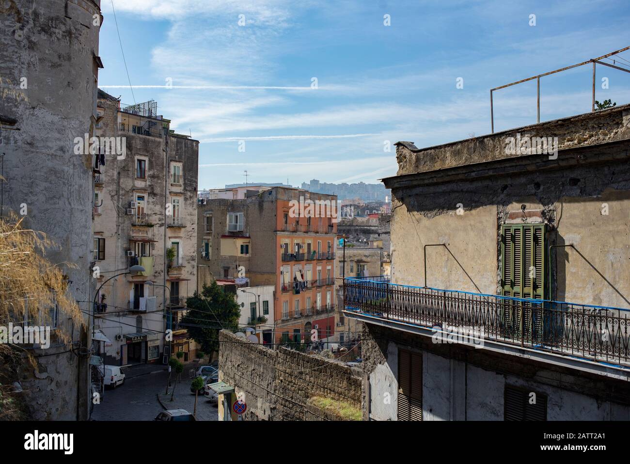 Una vista degli edifici in rovina dall'autostrada sopraelevata fino al  quartiere Materdei, Napoli, Italia Foto stock - Alamy