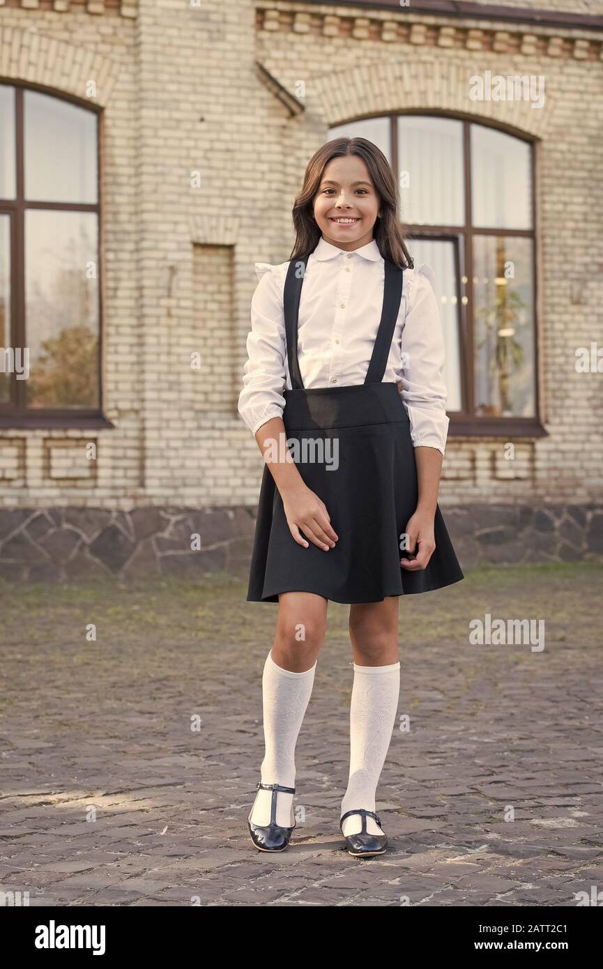 Scuola di moda. Ragazza indossare abiti alla moda. Una camicia bianca e  abito nero. Stile classico. Abbigliamento formale per visitare la scuola.  Outfit giornalieri. Adorabili schoolgirl. Perfetto adattamento vestiti.  Abbigliamento per bambini