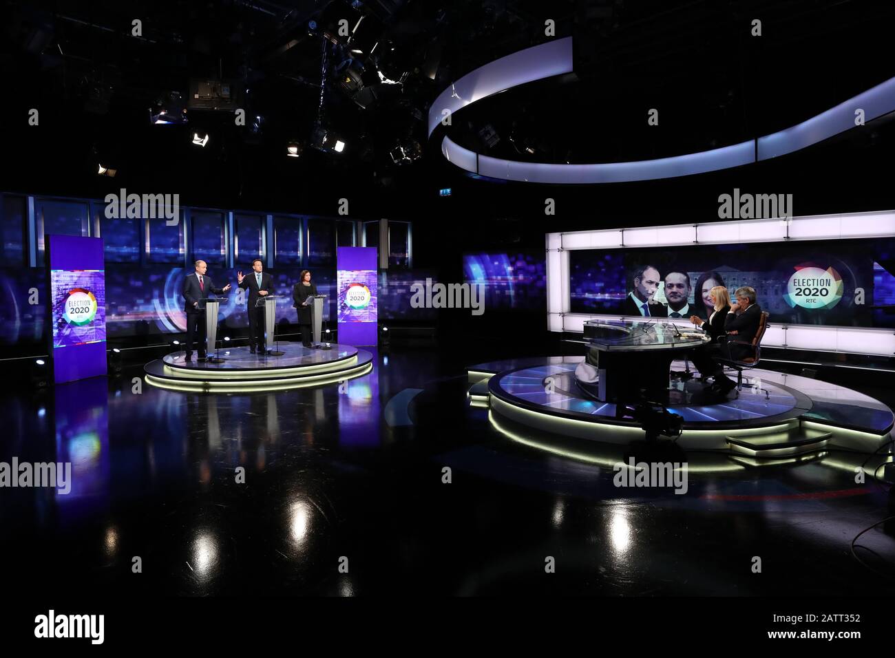 (Da sinistra a destra) il leader Fianna Fail Micheal Martin, il leader di fine Gael Leo Varadkar e il Presidente Sinn Fein Mary Lou McDonald, con ospiti Miriam o'Callaghan e David McCullagh, durante il dibattito finale dei leader televisivi presso gli studi RTE di Donnybrook, Dublino. Foto Stock