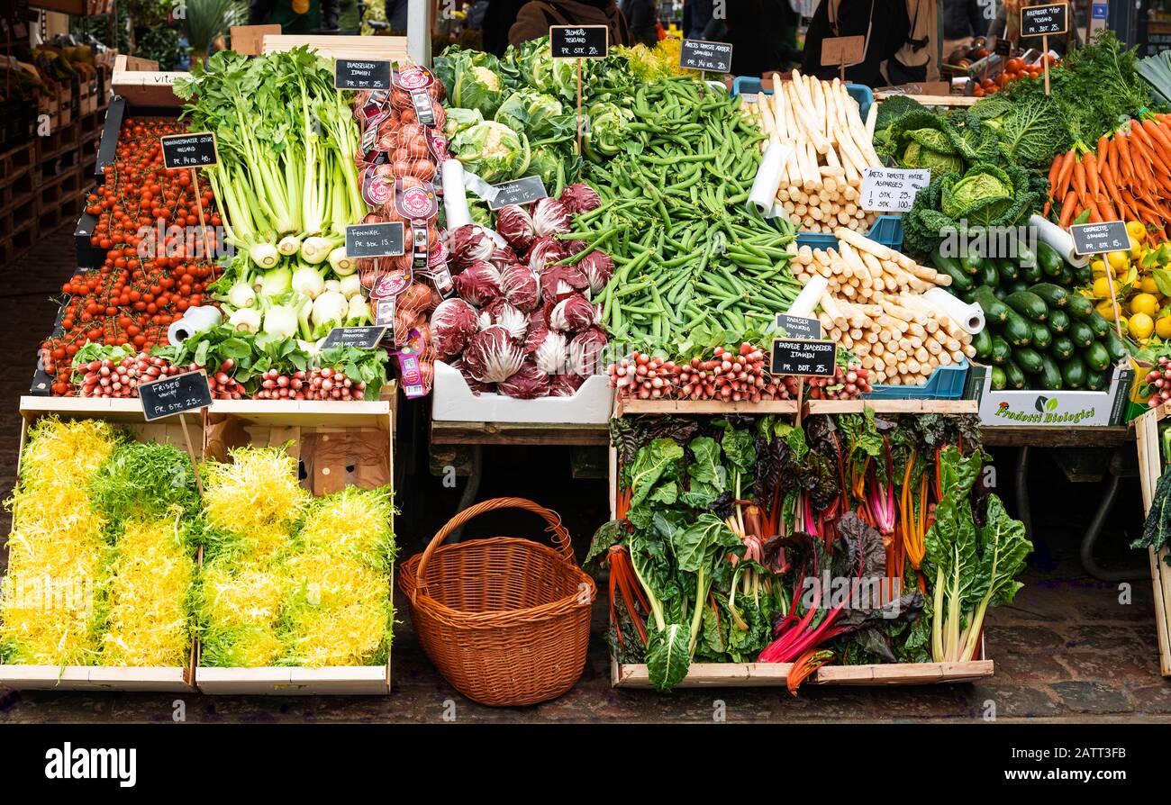 Copenhagen, DANIMARCA - 02 MARZO 2019: Mercato della drogheria degli agricoltori nel centro di Copenhagen, Torvehallerne Foto Stock