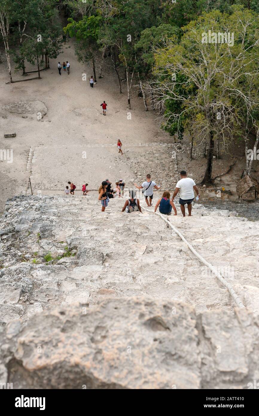 La gente sta arrampicando giù i gradini ripidi della piramide di Nohoch Mul alle rovine Maya antiche a Coba, Quintana Roo, Messico. Foto Stock