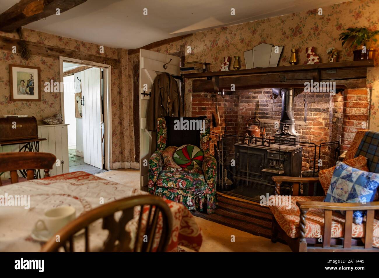 Interno: Il soggiorno di Manor Farm, Bursledon, Hampshire, Inghilterra, Regno Unito, ora un museo vivente, che ha presentato nella serie BBC2 'Warttime Farm' Foto Stock