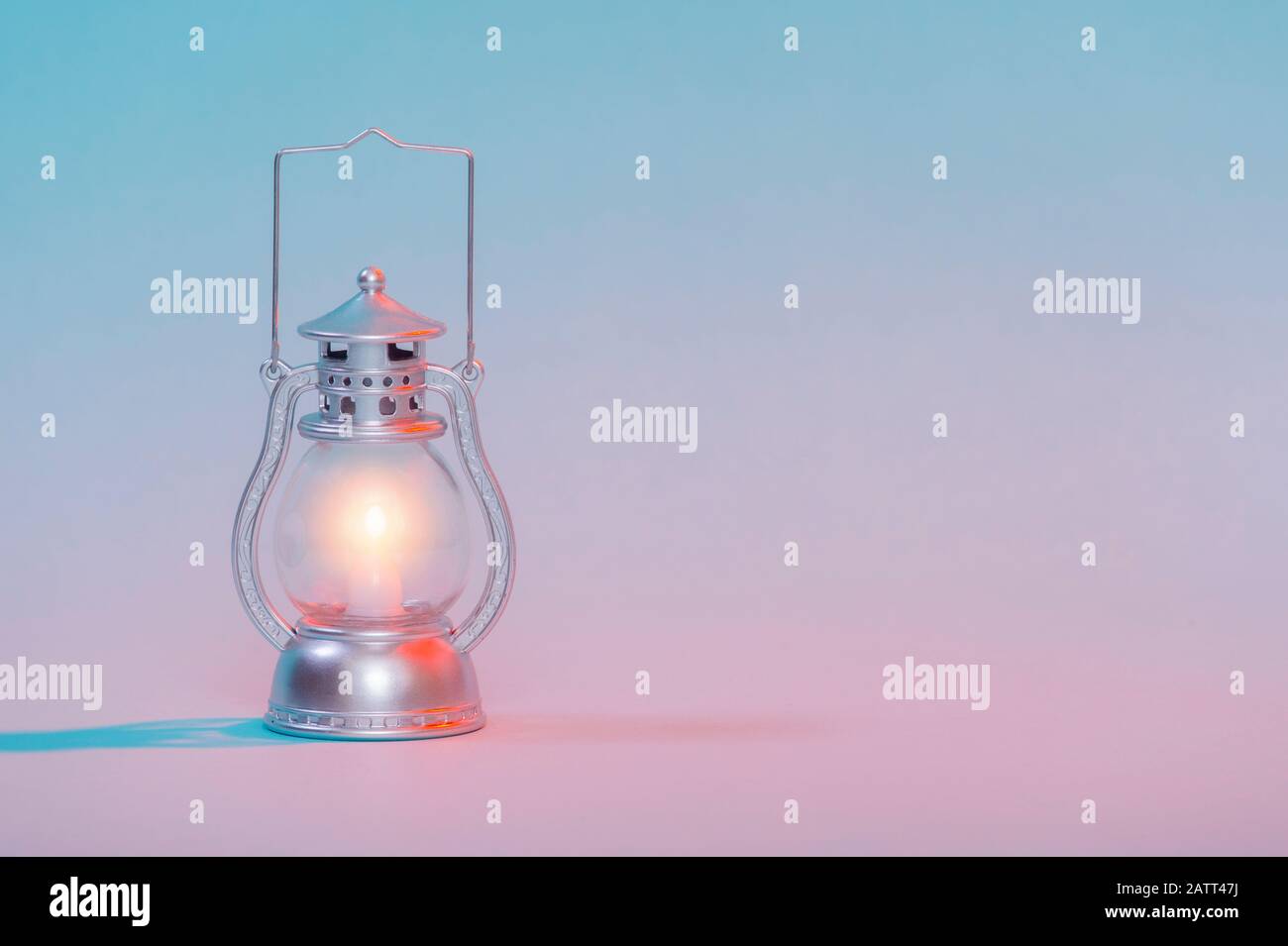 Lampada lanterna su studio illuminazione sfondo neon. Foto Stock
