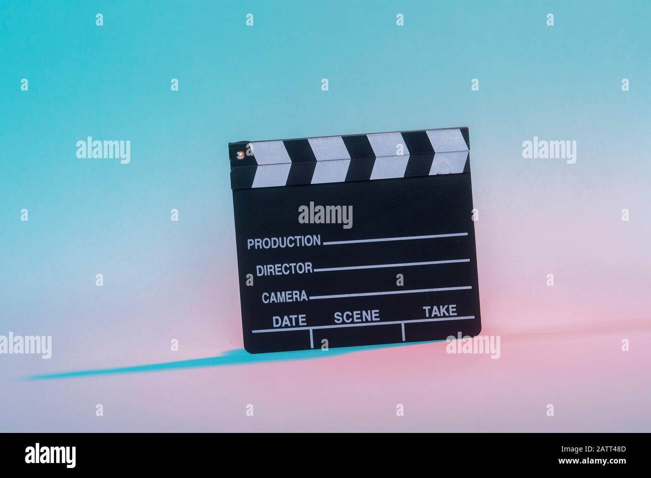 Film clapper su sfondo neon, concetto di cinema. Foto Stock